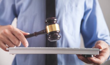 Yargıç Tokmak 'ı elinde bilgisayar klavyesiyle tutan adam. İnternet suçu kavramı