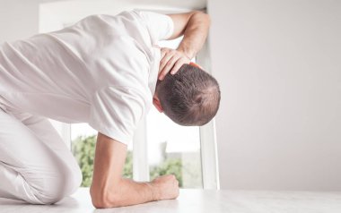 Kafkasyalı adam kafa masajı yapıyor..