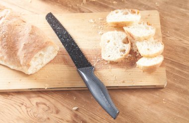 Kesme tahtasının üzerinde bıçakla ekmek..