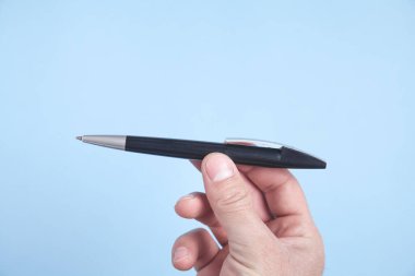 Mavi arka planda erkek el kalemi.