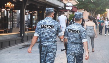 Kafkasyalı iki polis şehirde yürüyor..