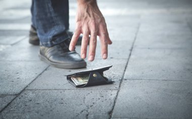 Beyaz bir adam şehirde kayıp bir cüzdanı alıyor..