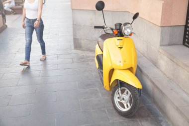 Sarı modern motosiklet bir şehirde. 