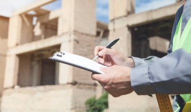 Panoya yazı yazan inşaat işçisi. 