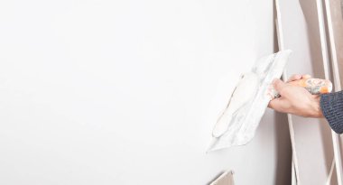 Kafkas işçisi duvar onarıyor. Yenileme