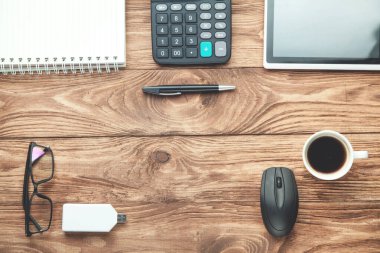 Hesap makinesi, kalem, not defteri, tablet. İş nesneleri