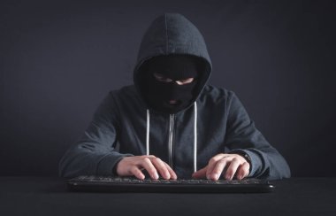 Bilgisayar klavyesini kullanan bir bilgisayar korsanı. Hackleme sistemi