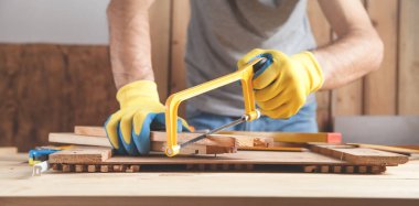 Testereli marangoz eli..