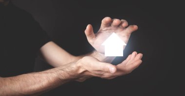 İnsan ev sembolünü korur. Emlak sigortası