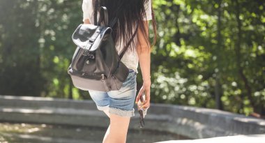  Yaz parkında sırt çantalı gezgin..