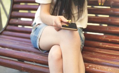 Açık havada akıllı telefon kullanan kadın..