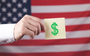 Erkek el yapışkan notla dolar sembolü gösteriyor.