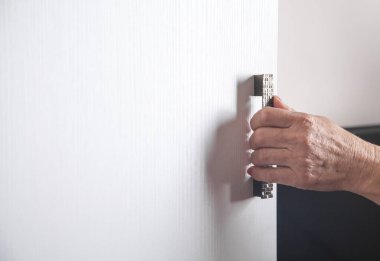 Evdeki gardırop kapılarını elle açmak..