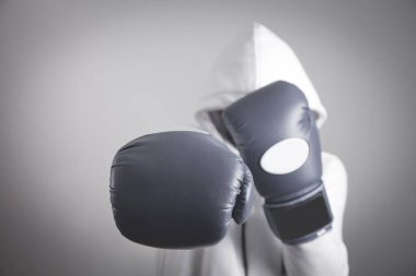 Boks eldivenli kapüşonlu adam..