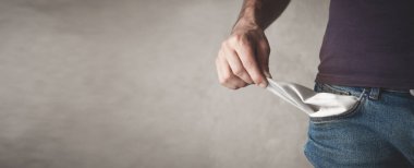 Adamın cebi boş. İflas. Para yok.