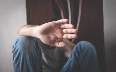Kafkasyalı bunalımlı adam dur hareketi yapıyor..