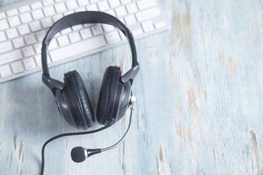 Bilgisayar klavyesinde kulaklık. Müşteri hizmetleri. Destekle 