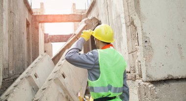 Dışarıda miğferi olan inşaat işçisi..