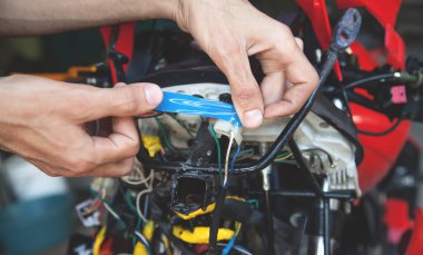 Elektriksel işler. Yalıtım bandıyla elektrik kablosunu ayır