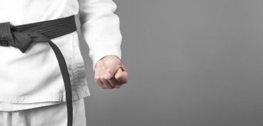 Kafkas erkek yumruğu. Karate yapıyorum. Dövüş sanatları