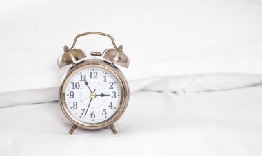 Yatakta klasik çalar saat..