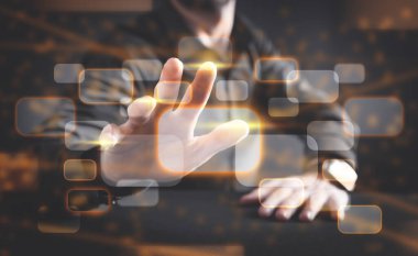 Sanal düğmeye basan bir iş adamı. İş, Teknoloji