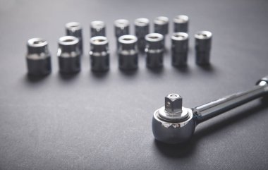 Siyah arkaplanda farklı boyutlarda anahtarlar.