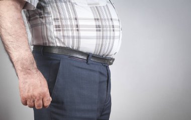 Koca göbekli, beyaz, şişman bir adam..