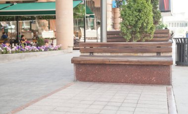  Şehirde rahat bir ahşap bank var..