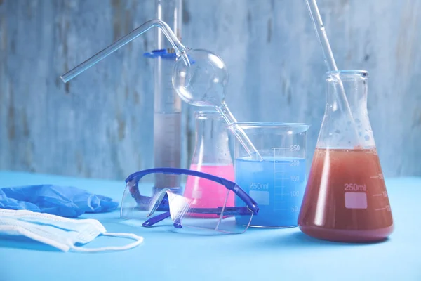 Wissenschaftsgläser Mit Farbiger Flüssigkeit Brille Maske Handschuhe — Stockfoto