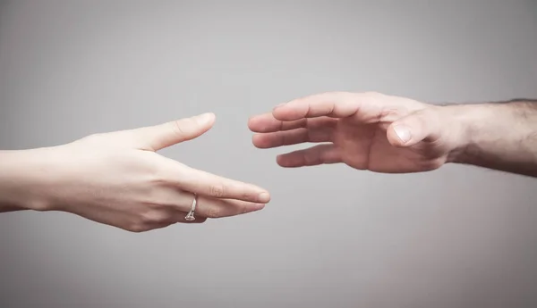 Mann Und Frau Hände Auf Grauem Hintergrund — Stockfoto