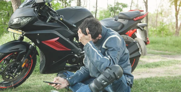 Biker Menggunakan Smartphone Alam — Stok Foto