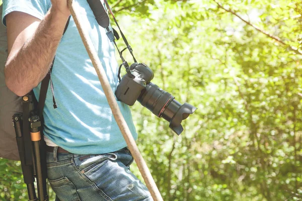 Joven Con Cámara Bosque — Foto de Stock