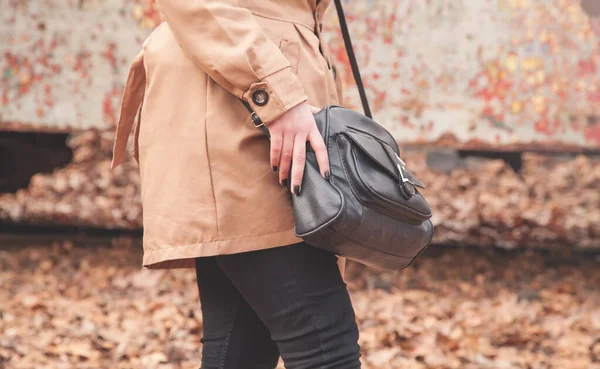 户外戴黑包的时髦女人 — 图库照片