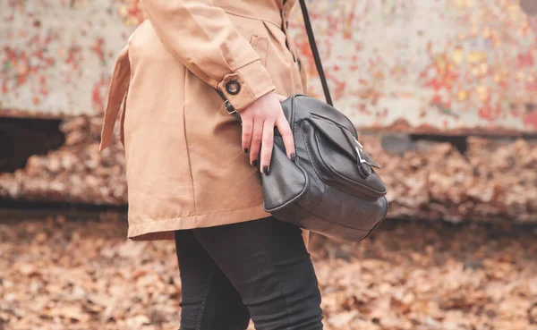 Donna Alla Moda Con Borsa Nera Outdoor — Foto Stock