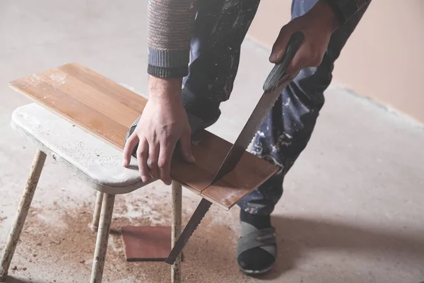 Main Menuisier Avec Planche Découper — Photo