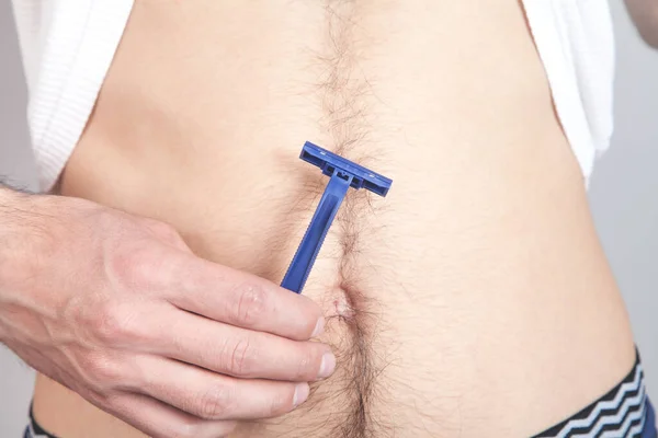 Man Using Razor Remove Hair Belly — Stock Photo, Image