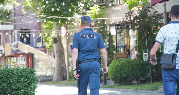 Kaukasische Politieman Loopt Stad — Stockfoto