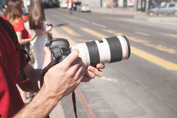 Fotoğrafçı Bir Şehirde Dsr Kamerasıyla Fotoğraf Çekiyor — Stok fotoğraf