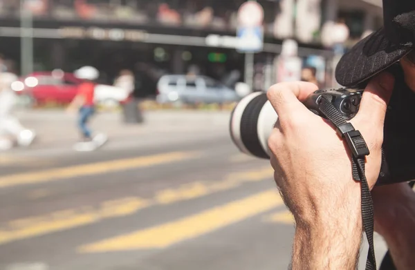 Fotógrafo Toma Fotografías Con Cámara Dslr Una Ciudad — Foto de Stock