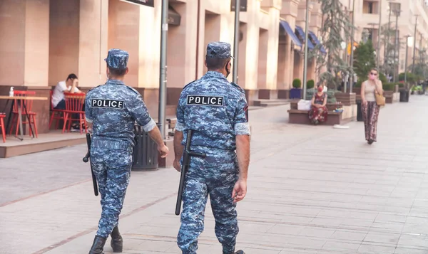 Kaukasische Zwei Polizisten Fuß Der Stadt — Stockfoto