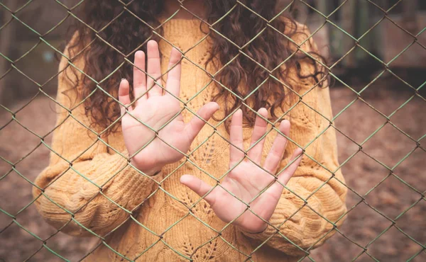 Mãos Uma Menina Caucasiana Uma Cerca Arame — Fotografia de Stock