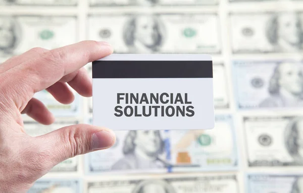 Άνδρας Χέρι Δείχνει Financial Solutions Κείμενο Στην Πιστωτική Κάρτα — Φωτογραφία Αρχείου