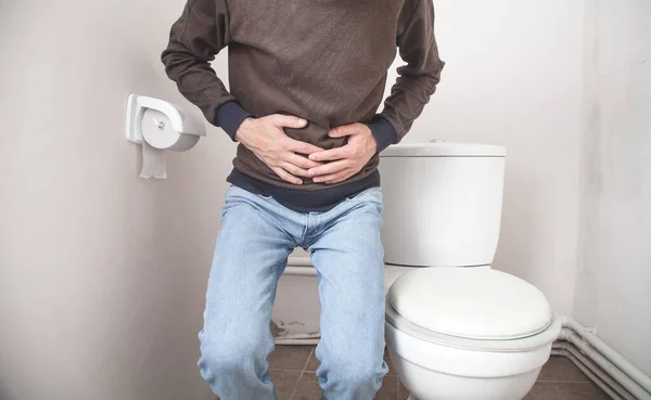 トイレにいる白人男性 腹部痛 下痢の概念 — ストック写真