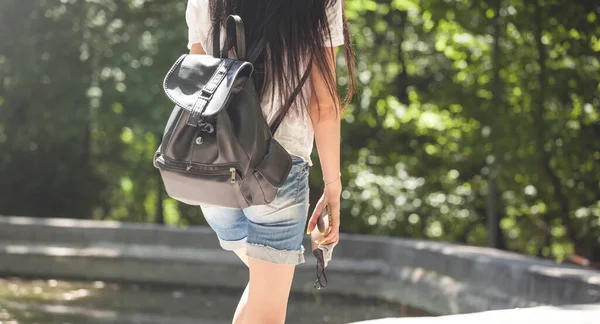  Yaz parkında sırt çantalı gezgin..