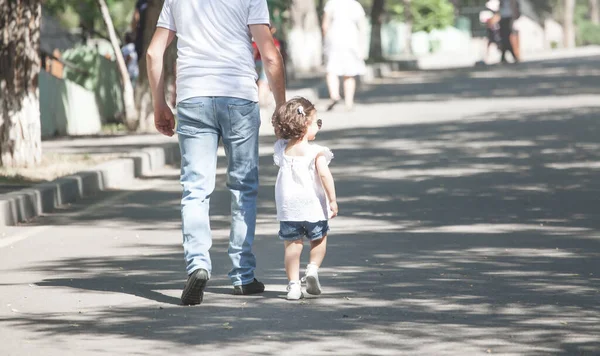 Figlia Padre Che Camminano Nel Parco — Foto Stock