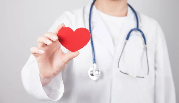 Doctor Con Estetoscopio Sosteniendo Corazón Rojo — Foto de Stock