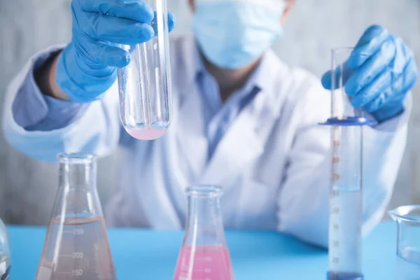 Chica Trabajando Con Frasco Laboratorio — Foto de Stock