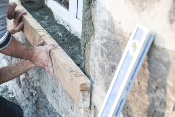 Papan Kayu Yang Dipegang Pekerja Dekat Jendela — Stok Foto