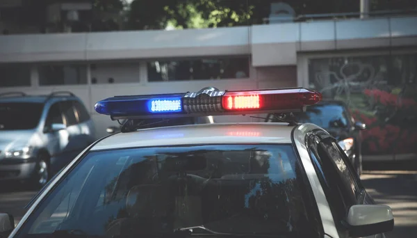 Червоне Синє Світло Блимає Поліцейський Автомобіль Місті — стокове фото